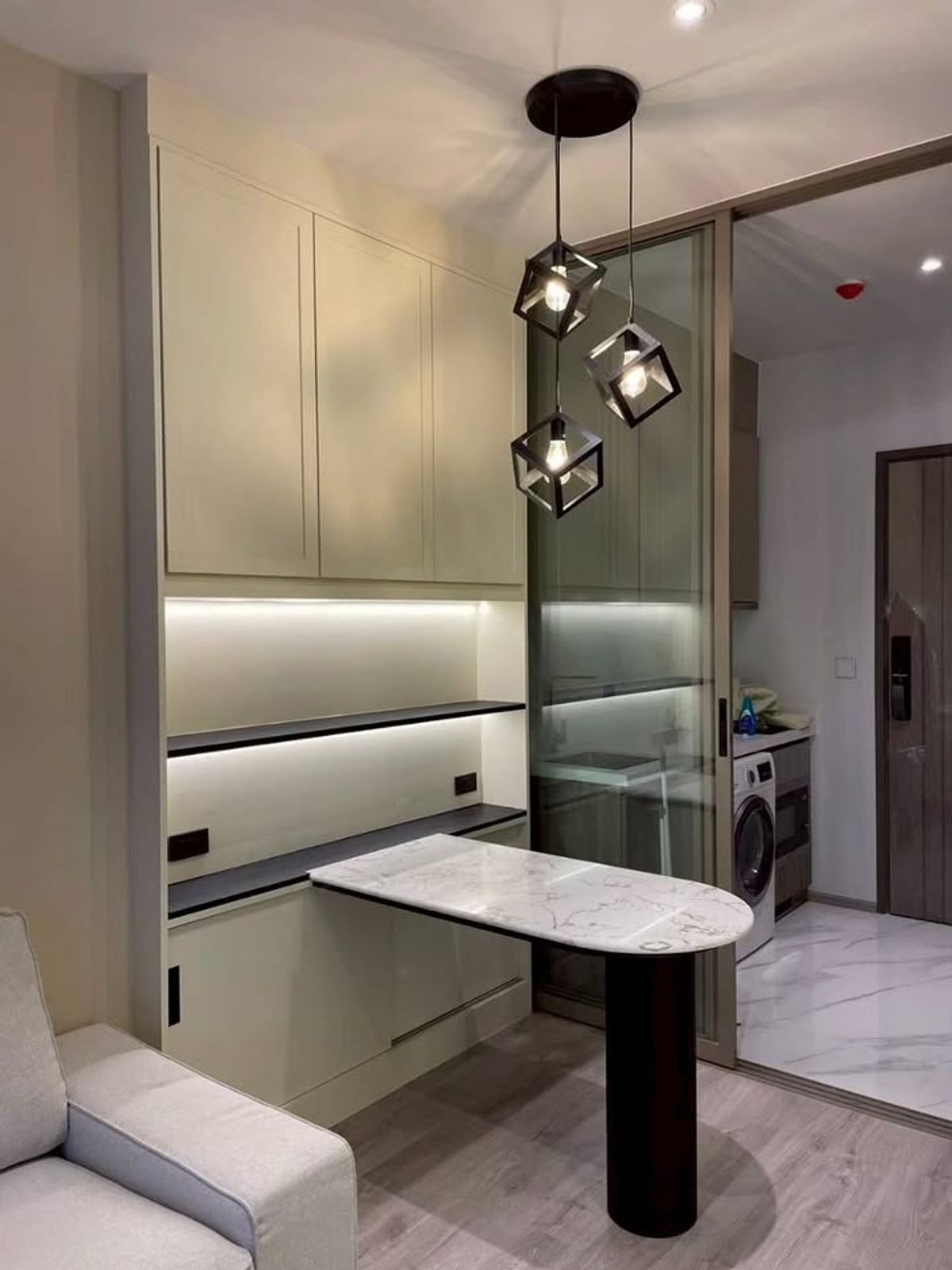 For RentCondoSukhumvit, Asoke, Thonglor : RHYTHM EKKAMAI ESTATE Condo is convenient to travel near the BTS train. There is a beautiful shuttle room, complete furniture ready !!