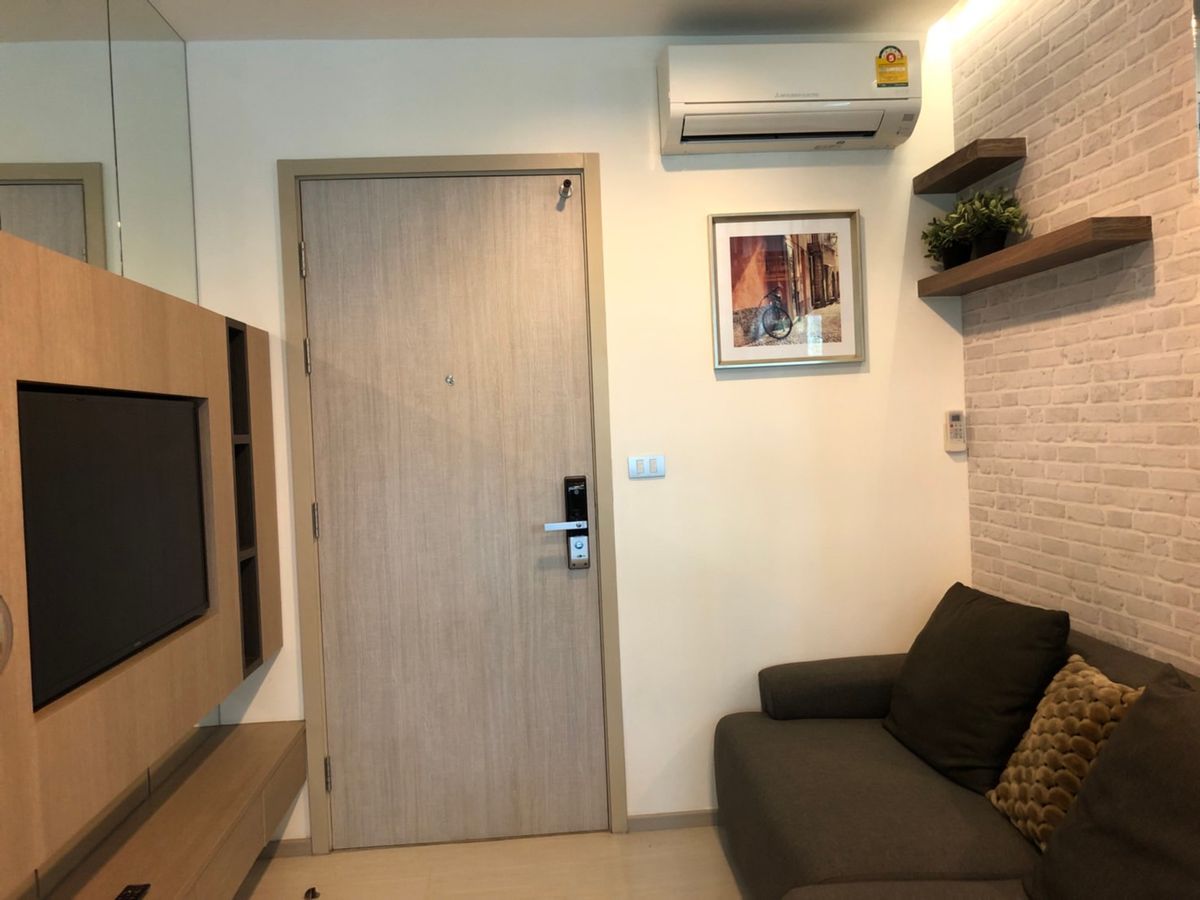CondoSukhumvit, Asoke, Thonglor : Rhythm Sukhumvit 36-38 condo, convenient transportation, near the BTS train, has a beautiful shuttle room, complete furniture ready for sale.