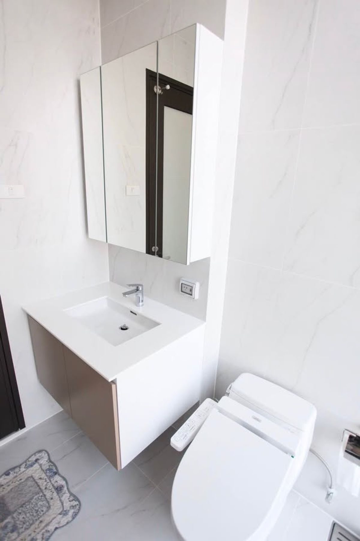 ให้เช่าคอนโดพระราม 9 เพชรบุรีตัดใหม่ RCA : คอนโด Chewathai Residence Asoke เดินทางสะดวก ใกล้รถไฟฟ้าเอ็มอาที มีรถรับส่ง ห้องสวย เฟอร์นิเจอร์ครบ พร้อมอยู่