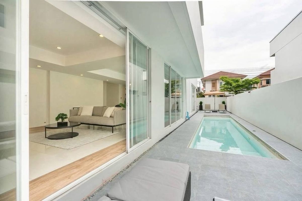 ให้เช่าบ้านลาดกระบัง สุวรรณภูมิ : Courtyard Villa Rama9-outer Ring road / 4bedrooms4bathrooms/80,000