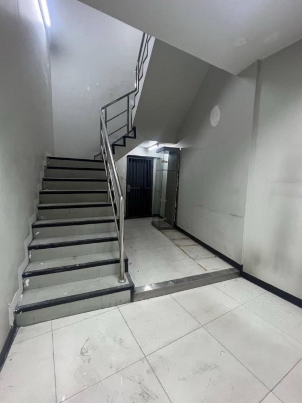 ให้เช่าร้านค้า/ตลาดนัดเยาวราช บางลำพู : ให้เช่า ตึกริมถนนใหญ่เยาวราช ใกล้ รถไฟฟ้า MRT วัดมังกร แหล่งนักท่องเที่ยว เหมาะทำ โรงแรม โฮสเทล สปา ร้านอาหาร | For Rent - Commercial Building on Roadside Yaowarat (China Town) nearby MRT Watmangkorn , suitable for Hotel / Hostel / Spa / Food and etc., 