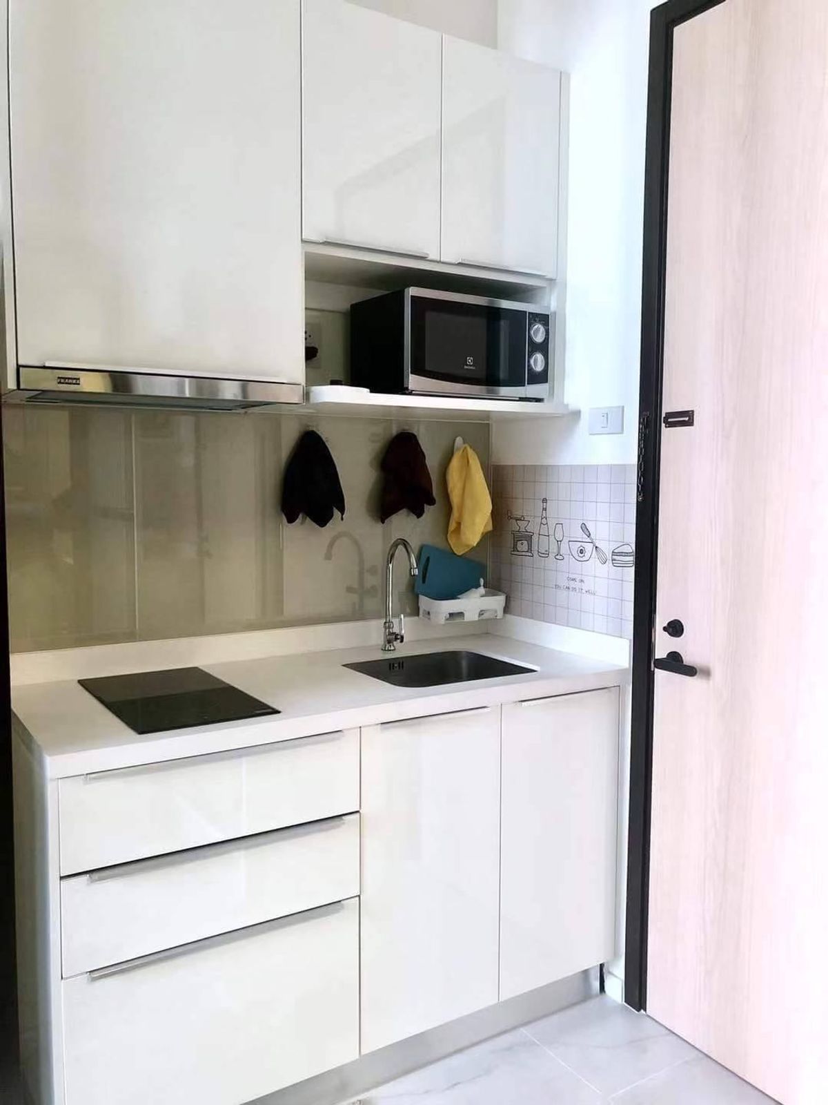 ให้เช่าคอนโดพระราม 9 เพชรบุรีตัดใหม่ RCA : คอนโด Chewathai Residence Asoke เดินทางสะดวก ใกล้รถไฟฟ้าเอ็มอาที มีรถรับส่ง ห้องสวย เฟอร์นิเจอร์ครบ พร้อมอยู่