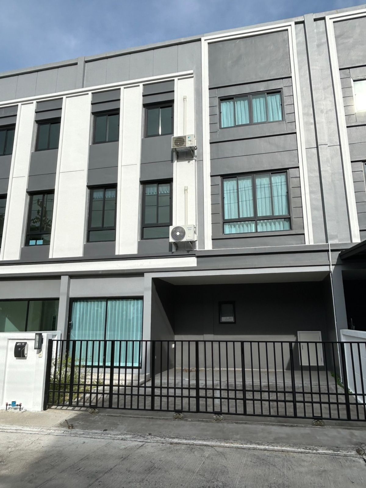 ขายดาวน์ทาวน์โฮมบางนา แบริ่ง ลาซาล : โฮมออฟฟิศ 3 ชั้น ผ่อนตรง ไม่เช็คเครดิตบูโร ติดถนนใหญ่ บางบ่อ สมุทรปราการ