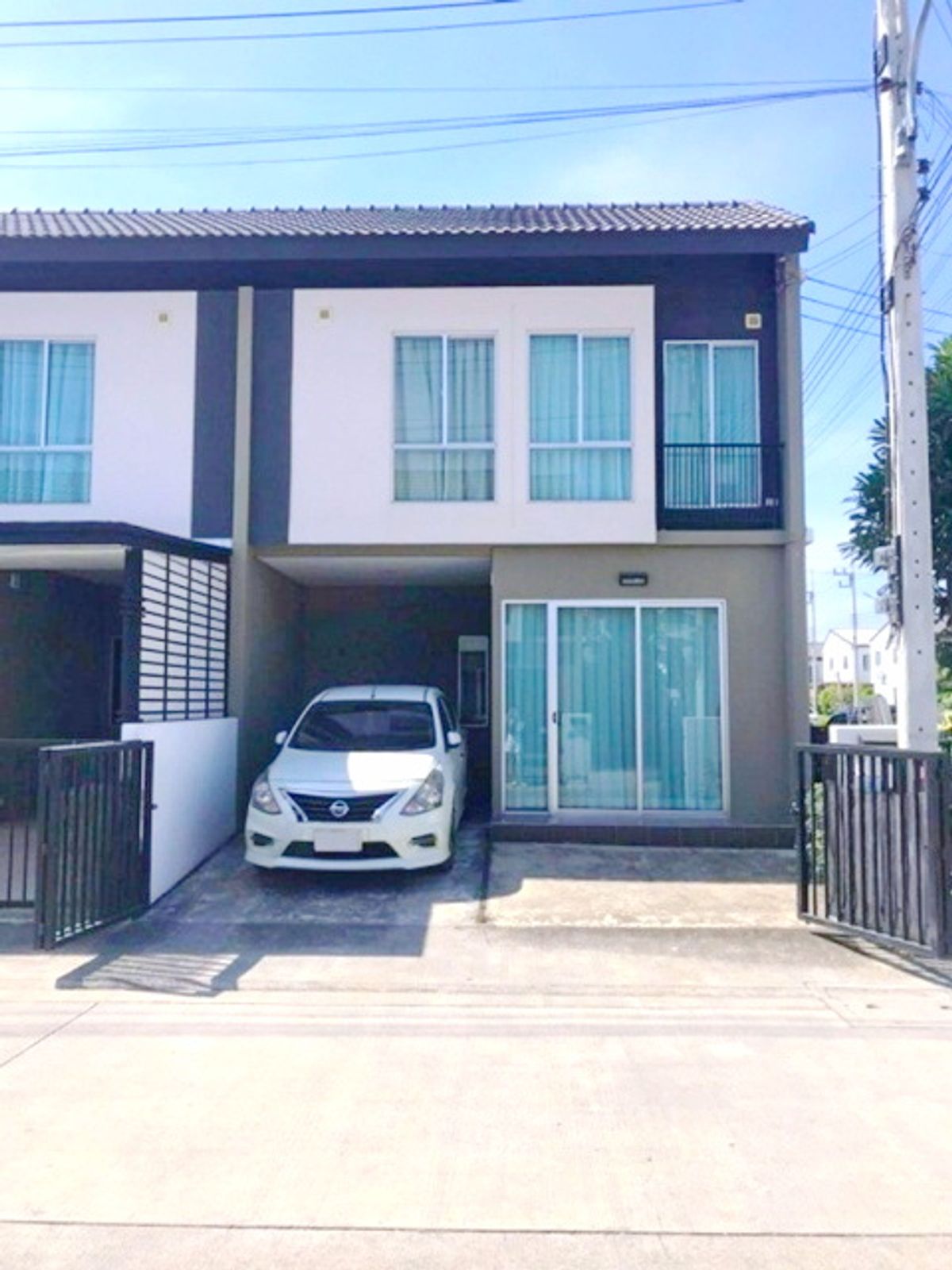 For RentTownhomePathum Thani,Rangsit, Thammasat : Pakkret Hospital 2 2.7 km. For rent 2-story townhouse corner unit 22sq.wa. 172sq.m. Market 345 1.1km
