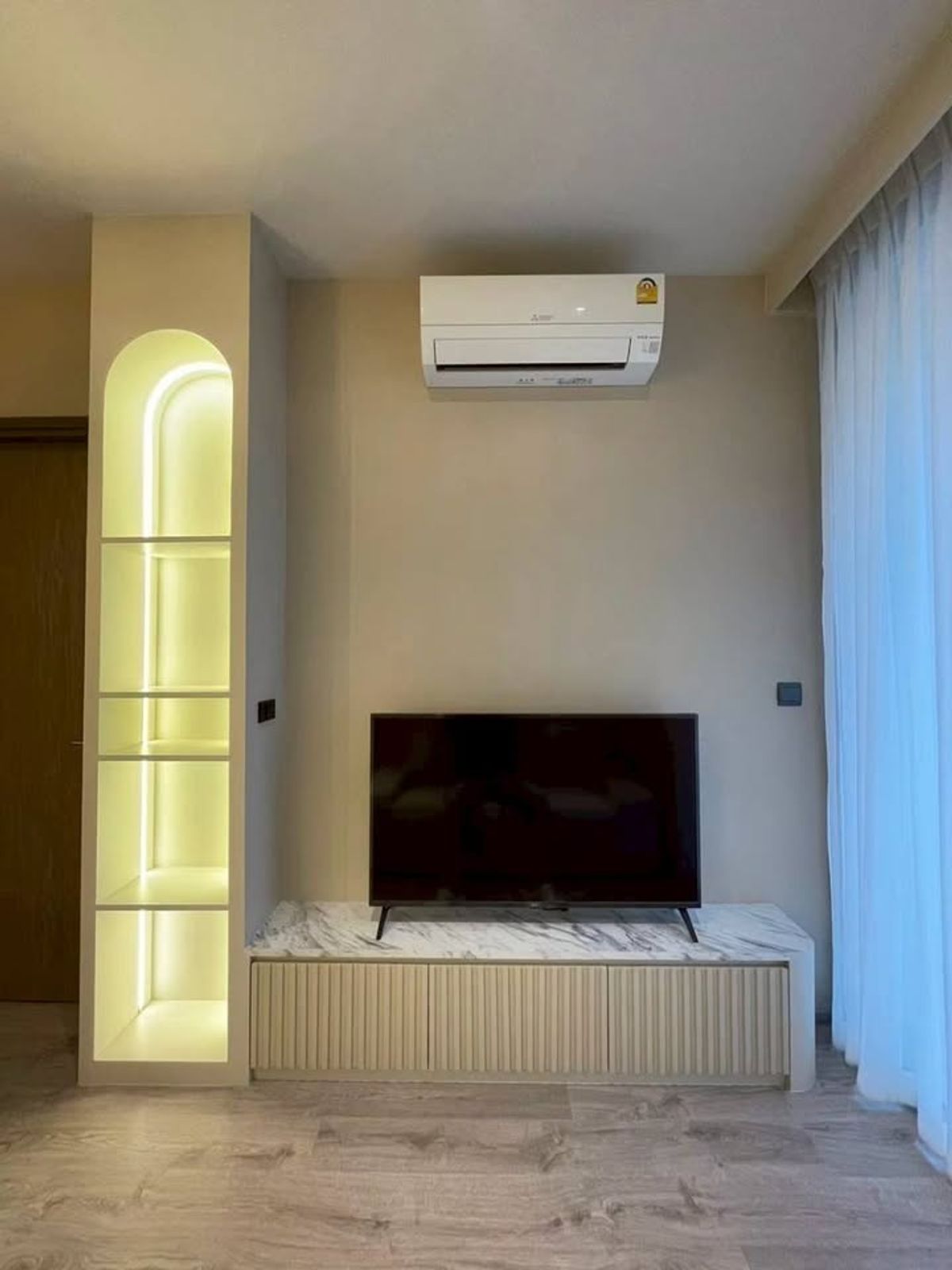 For RentCondoSukhumvit, Asoke, Thonglor : RHYTHM EKKAMAI ESTATE Condo is convenient to travel near the BTS train. There is a beautiful shuttle room, complete furniture ready !!