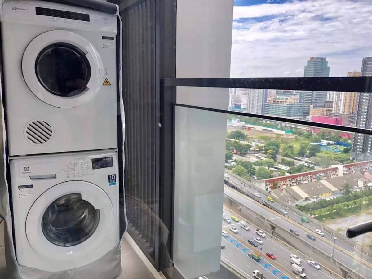 ให้เช่าคอนโดพระราม 9 เพชรบุรีตัดใหม่ RCA : คอนโด Chewathai Residence Asoke เดินทางสะดวก ใกล้รถไฟฟ้าเอ็มอาที มีรถรับส่ง ห้องสวย เฟอร์นิเจอร์ครบ พร้อมอยู่