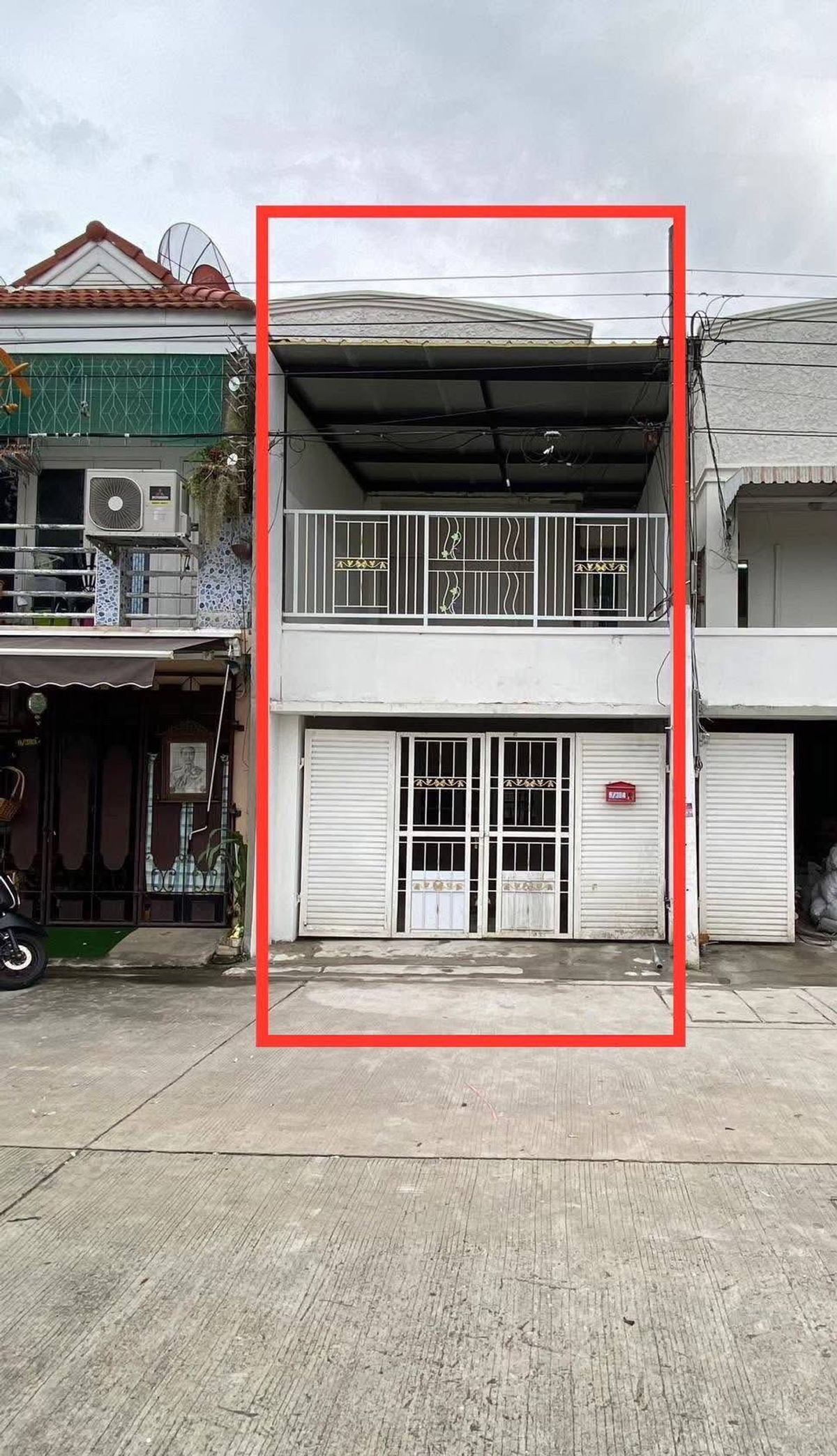 For RentTownhomeSamut Prakan,Samrong : Rent a townhouse, Soi Sri Dan 17, new 2 bedrooms, 3 water. Interested please contact 082-3223695.