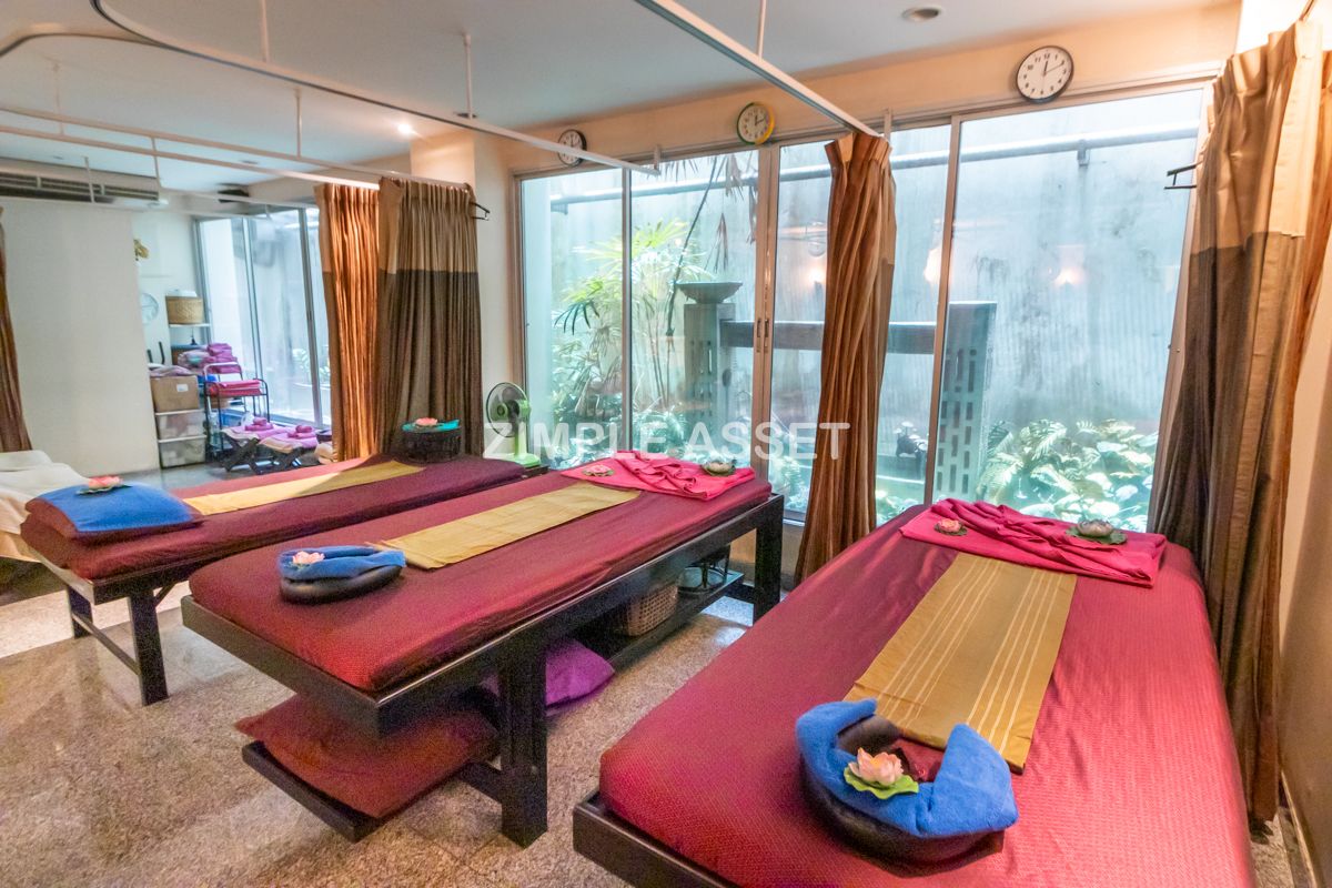 For RentSilom, Saladaeng, Bangrak : Line ID: @zimple_asset  Boutique-style accommodation on Surawong Road, daily and monthly full-service stays. near BTS/MRT.
