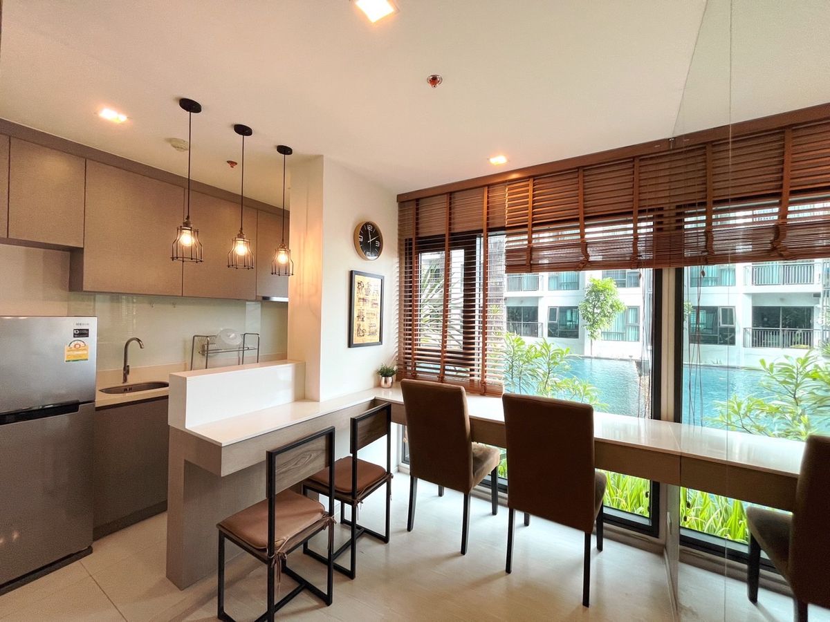 CondoSukhumvit, Asoke, Thonglor : Rhythm Sukhumvit 36-38 condo, convenient transportation, near the BTS train, has a beautiful shuttle room, complete furniture ready for sale.