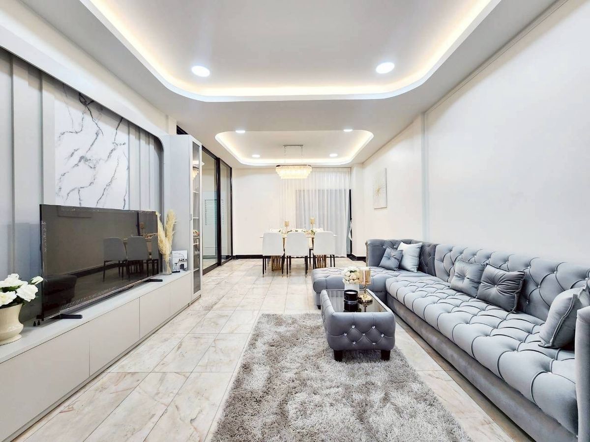 For RentHouseRama9, Petchburi, RCA : 📢👇Live in the heart of Rama 9–Ratchada, where business meets lifestyle. Single House in Prime location close to malls & business centers, with excellent transport links.