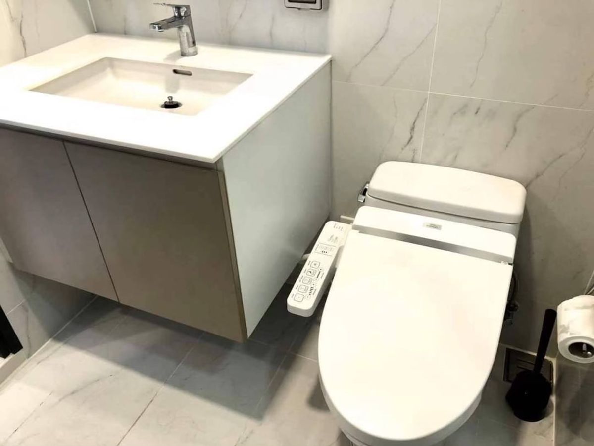 ให้เช่าคอนโดพระราม 9 เพชรบุรีตัดใหม่ RCA : คอนโด Chewathai Residence Asoke เดินทางสะดวก ใกล้รถไฟฟ้าเอ็มอาที มีรถรับส่ง ห้องสวย เฟอร์นิเจอร์ครบ พร้อมอยู่