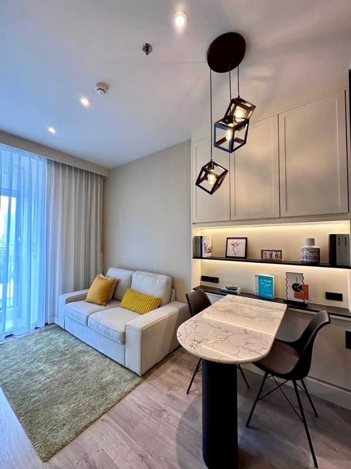 For RentCondoSukhumvit, Asoke, Thonglor : RHYTHM EKKAMAI ESTATE Condo is convenient to travel near the BTS train. There is a beautiful shuttle room, complete furniture ready !!