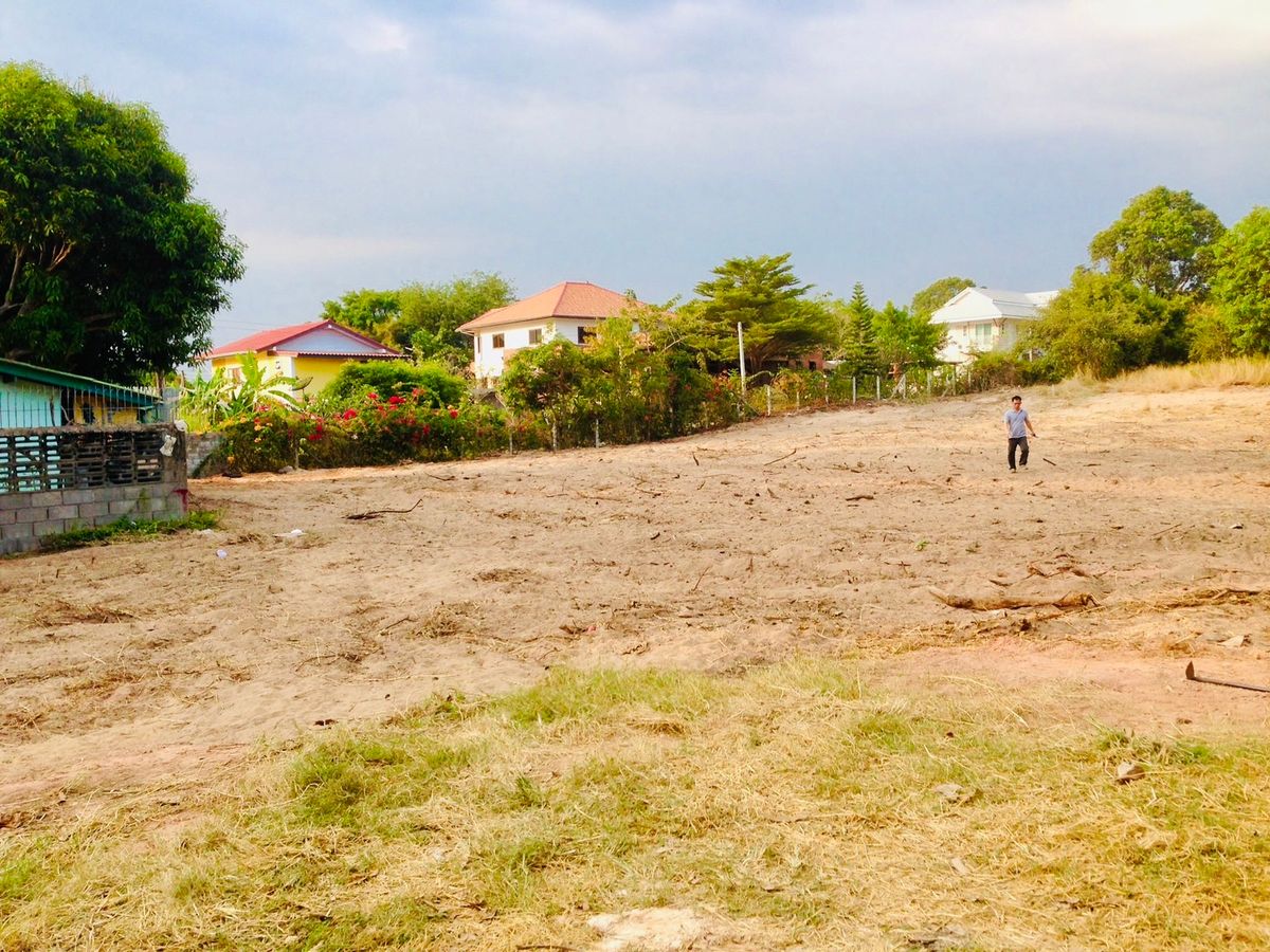 For SaleLandRayong : Filled Land for Sale, Downtown Rayong 568 sq.wah ,Soi Samrit 12, 450 meters from Rayong Technical College, Paknam, Rayong