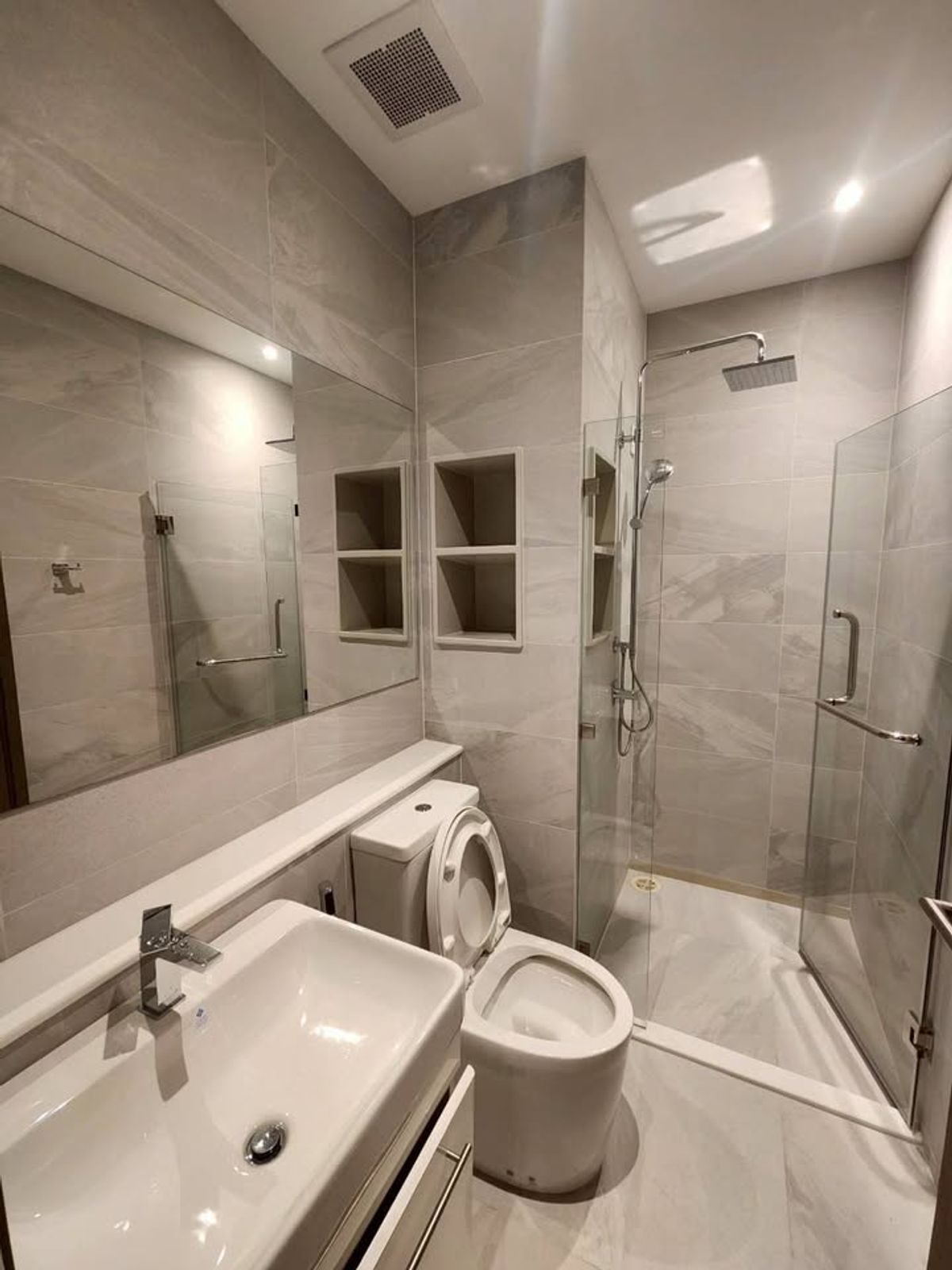 For RentCondoSukhumvit, Asoke, Thonglor : RHYTHM EKKAMAI ESTATE Condo is convenient to travel near the BTS train. There is a beautiful shuttle room, complete furniture ready !!