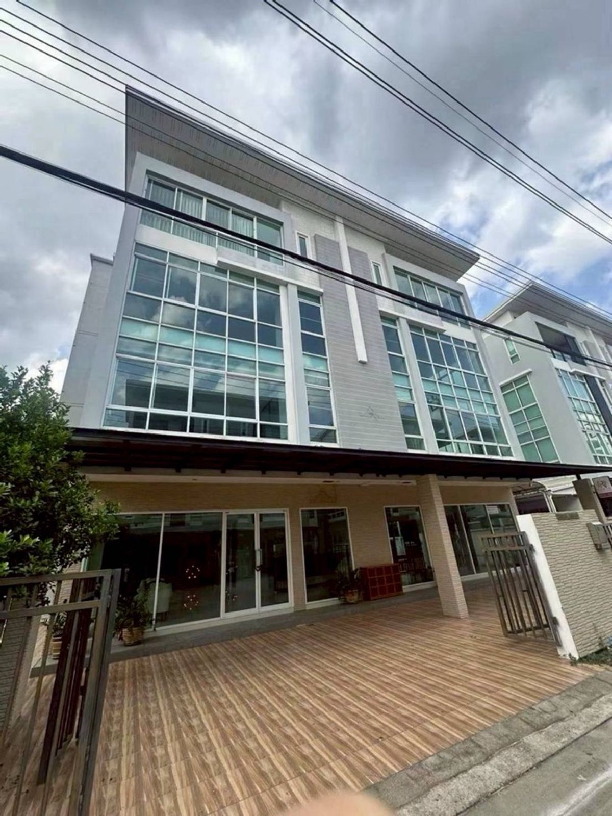ให้เช่าโฮมออฟฟิศรามคำแหง หัวหมาก : ให้เช่า Townhome Office เกษตร-นวลจันทร์,มีลิฟท์ในบ้าน🏢⛲️✨联排别墅办公室出租，Kaset-Nuanchan，房子里有电梯。