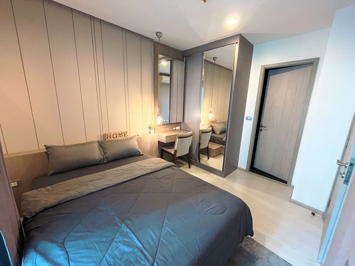CondoSukhumvit, Asoke, Thonglor : Rhythm Sukhumvit 36-38 condo, convenient transportation, near the BTS train, has a beautiful shuttle room, complete furniture ready for sale.