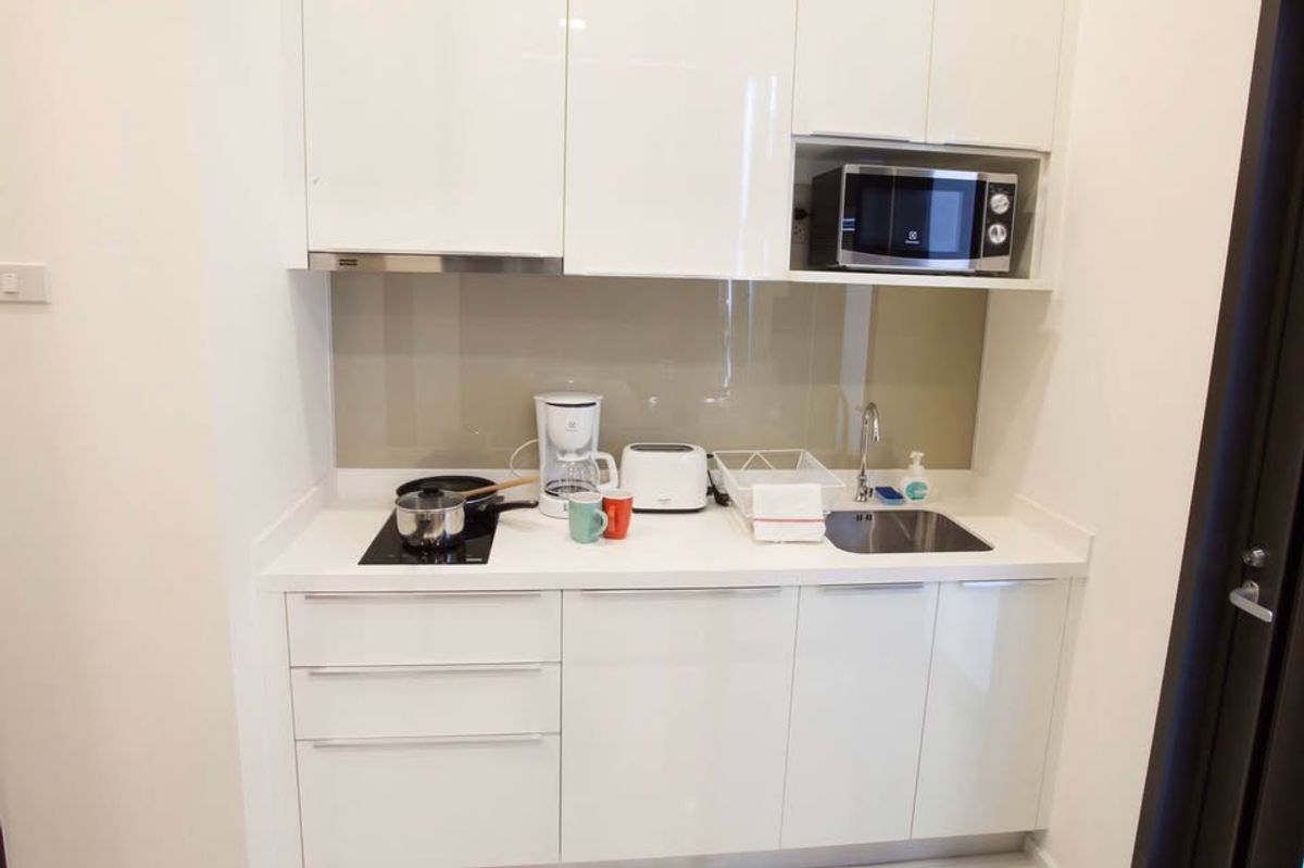 ให้เช่าคอนโดพระราม 9 เพชรบุรีตัดใหม่ RCA : คอนโด Chewathai Residence Asoke เดินทางสะดวก ใกล้รถไฟฟ้าเอ็มอาที มีรถรับส่ง ห้องสวย เฟอร์นิเจอร์ครบ พร้อมอยู่