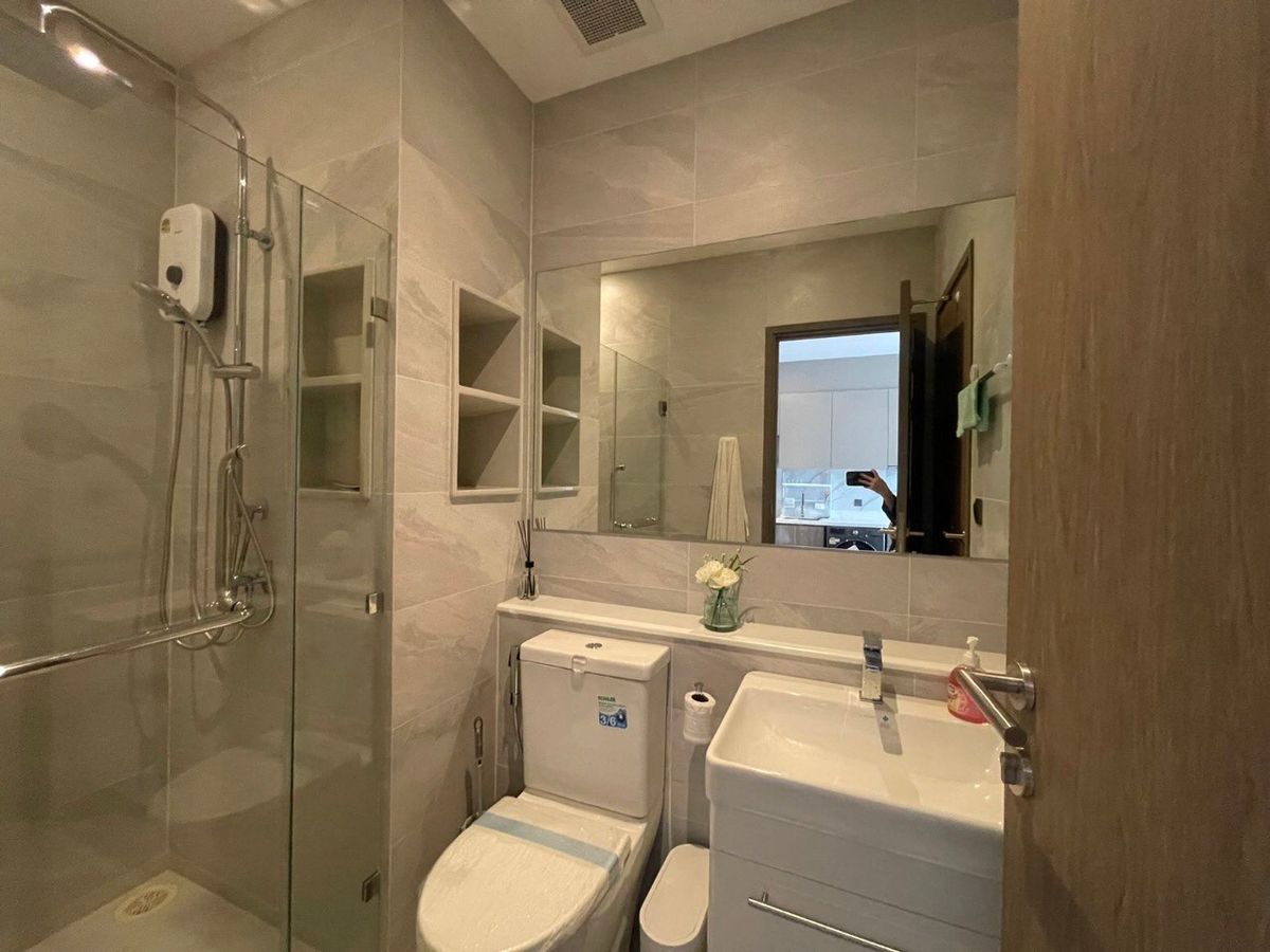 For RentCondoSukhumvit, Asoke, Thonglor : RHYTHM EKKAMAI ESTATE condo is convenient to travel near the BTS train. There is a beautiful shuttle room.