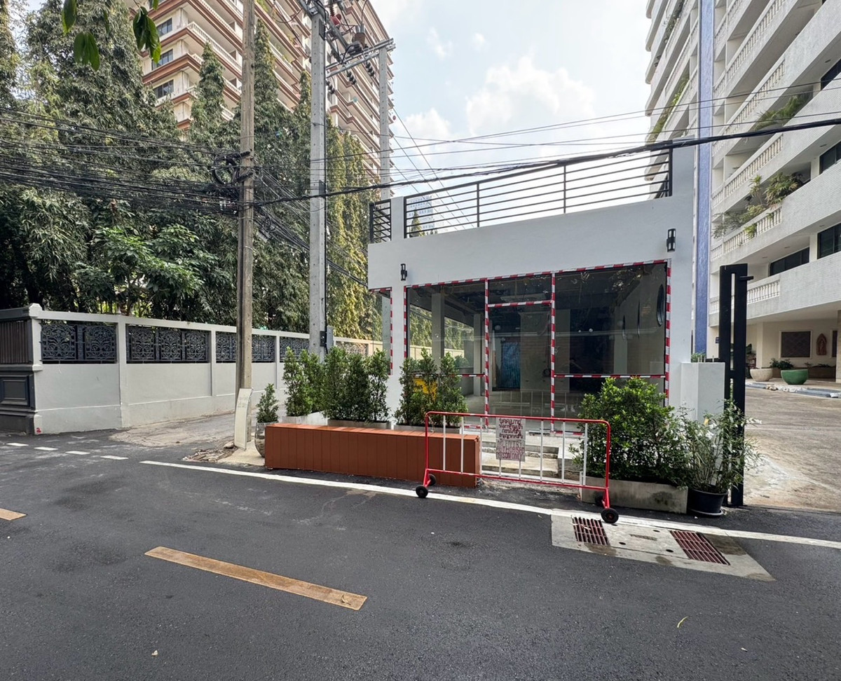 For RentRetail SpaceSukhumvit, Asoke, Thonglor : Shop for rent / business area 70 sq.m. Asoke, Sukhumvit, foreign sources, luxury condos, apartments and BTS, have parking, customer, profiles and Magnet