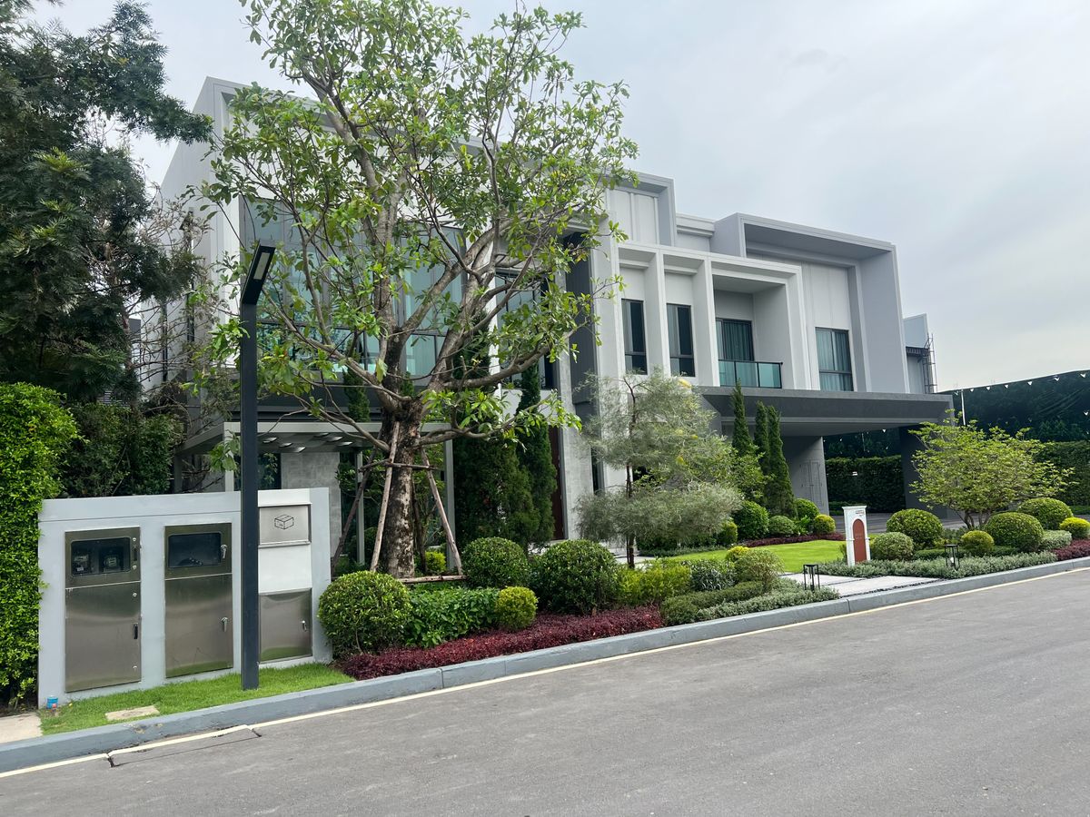 ขายบ้านนวมินทร์ รามอินทรา : ขายบ้านตัวอย่าง โครงการ Grand Bangkok Boulevard Signature รามอินทรา-วัชรพล พื้นที่ 151.4 ตรว. ใช้สอยได้ 516 ตรม. ใกล้ทางด่วน จตุโชติ เดินทางสะดวกโซน เอกมัย-รามอินทรา และห้างมากมาย