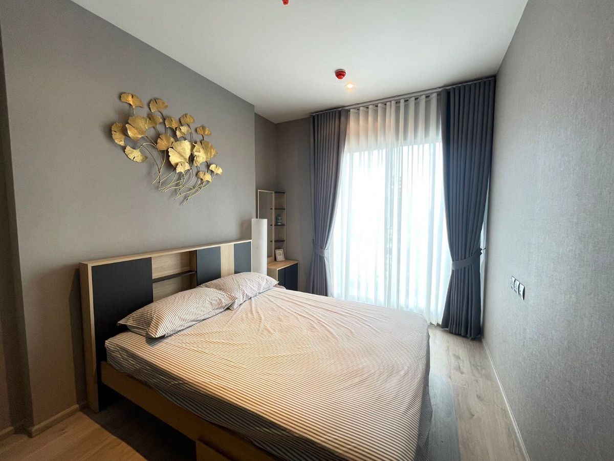 For RentCondoSukhumvit, Asoke, Thonglor : RHYTHM EKKAMAI ESTATE condo is convenient to travel near the BTS train. There is a beautiful shuttle room.