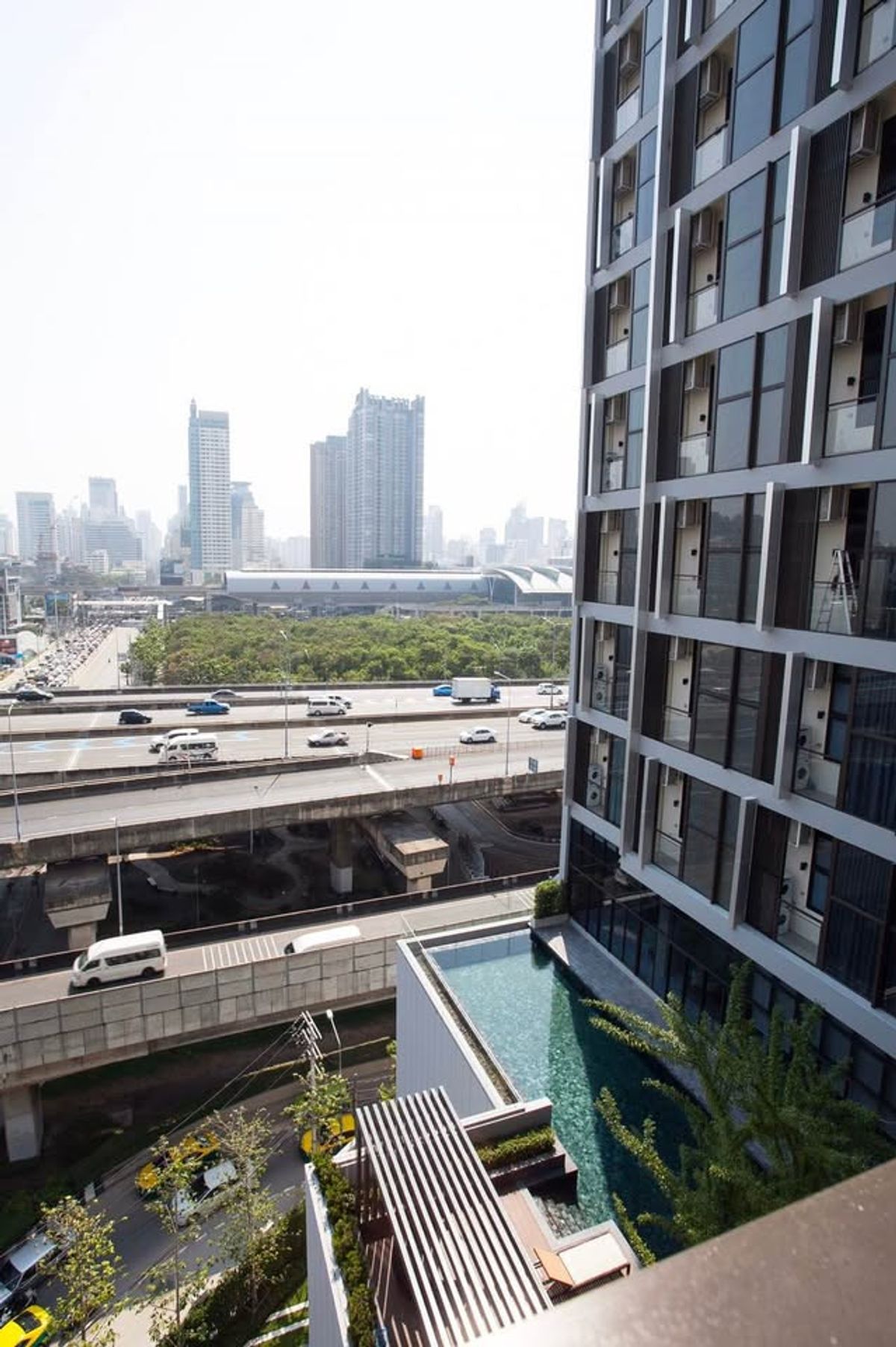 ให้เช่าคอนโดพระราม 9 เพชรบุรีตัดใหม่ RCA : คอนโด Chewathai Residence Asoke เดินทางสะดวก ใกล้รถไฟฟ้าเอ็มอาที มีรถรับส่ง ห้องสวย เฟอร์นิเจอร์ครบ พร้อมอยู่