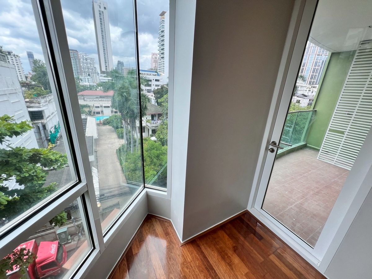 For SaleCondoSukhumvit, Asoke, Thonglor : Condo for sale in Beverly 33, near BTS Phrom Phong 1 bedroom, 1 bathroom, 50 sq.m., 6th floor [NCS250806]