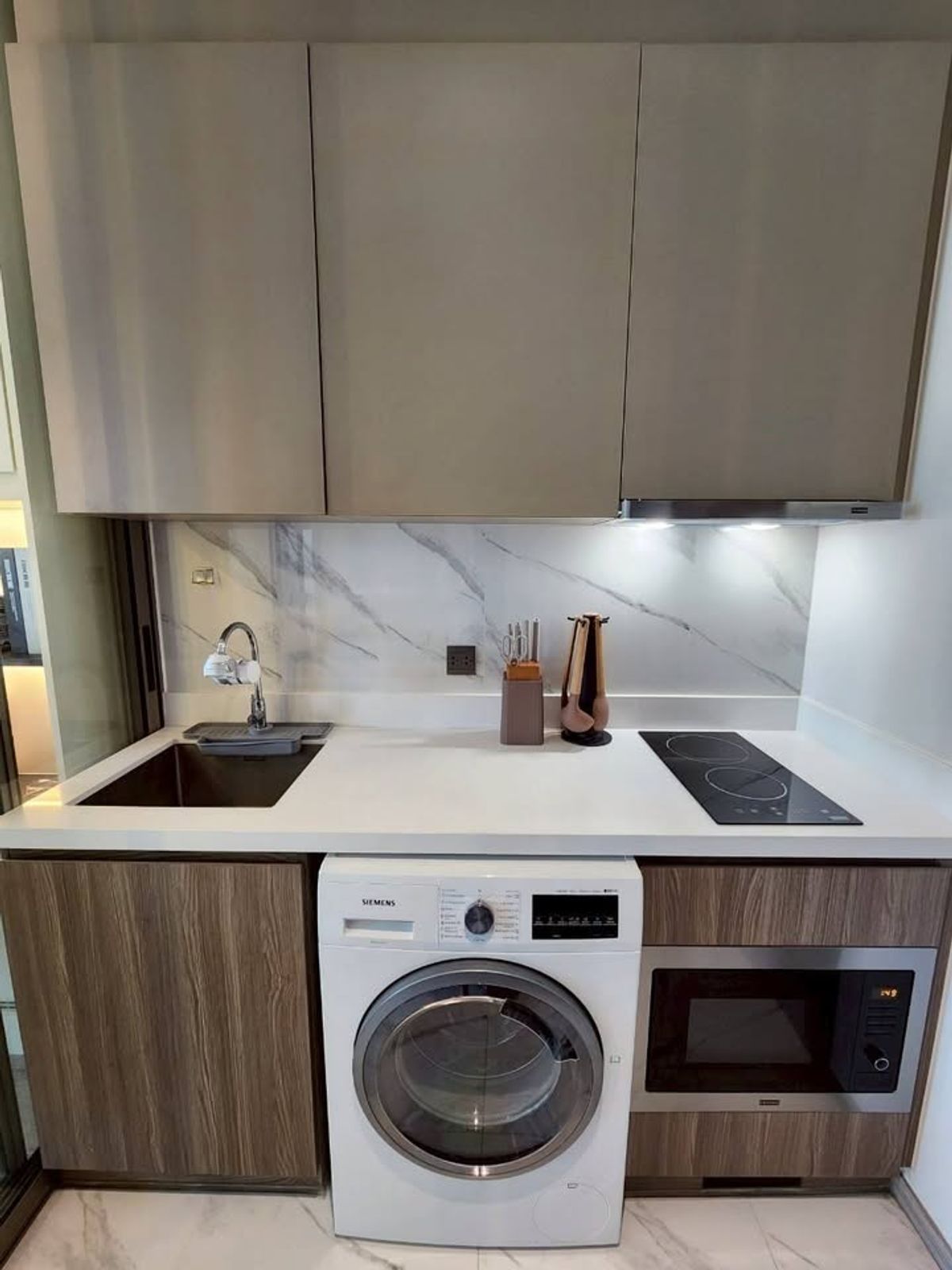 For RentCondoSukhumvit, Asoke, Thonglor : RHYTHM EKKAMAI ESTATE Condo is convenient to travel near the BTS train. There is a beautiful shuttle room, complete furniture ready !!