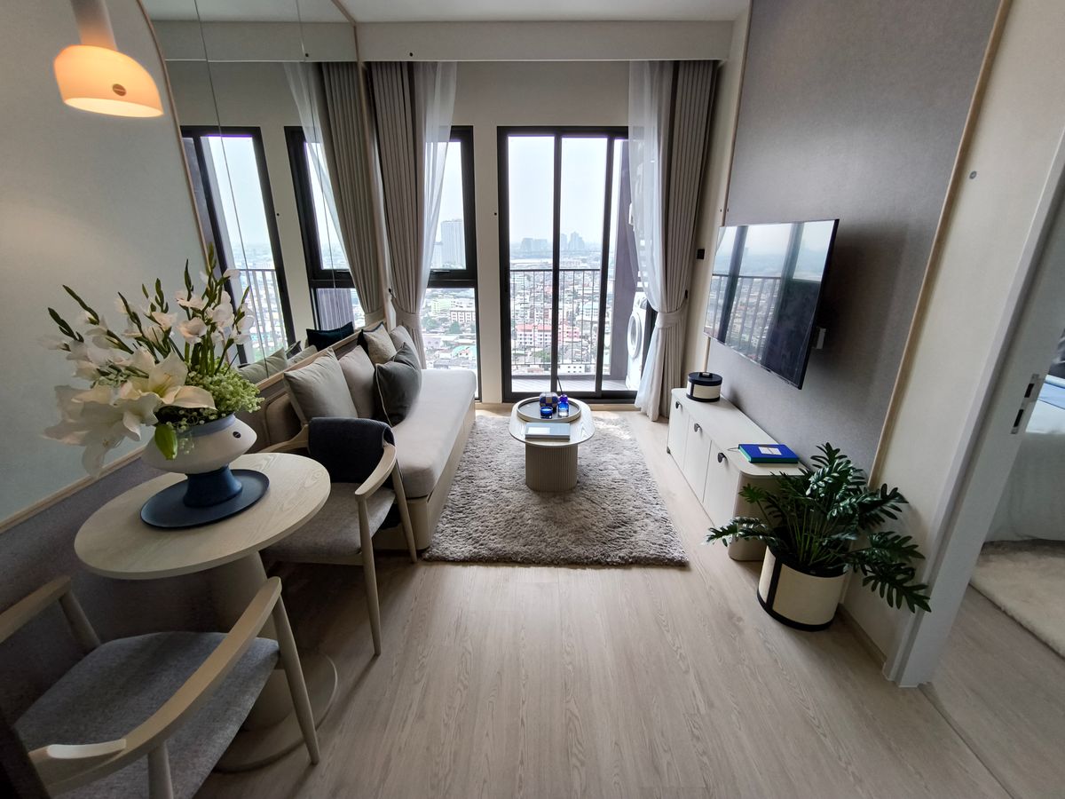 For SaleCondoWongwianyai, Charoennakor : 📍 Reference Sathorn-Wongwianyai-Luxury new condo from SC Asset 🔥 The best price in the project! Luxury condo 130 m from BTS Wongwian Yai | Freeon+Full Fer Ready to stay immediately 🏙