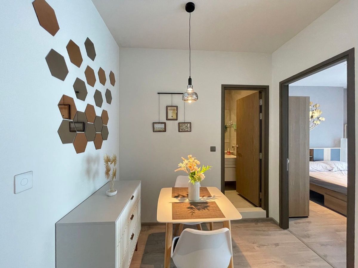 For RentCondoSukhumvit, Asoke, Thonglor : RHYTHM EKKAMAI ESTATE condo is convenient to travel near the BTS train. There is a beautiful shuttle room.