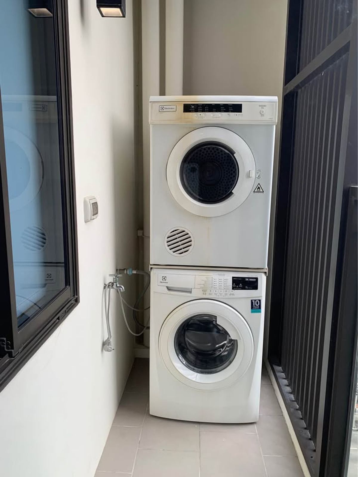 ให้เช่าคอนโดพระราม 9 เพชรบุรีตัดใหม่ RCA : คอนโด Chewathai Residence Asoke เดินทางสะดวก ใกล้รถไฟฟ้าเอ็มอาที มีรถรับส่ง ห้องสวย เฟอร์นิเจอร์ครบ พร้อมอยู่