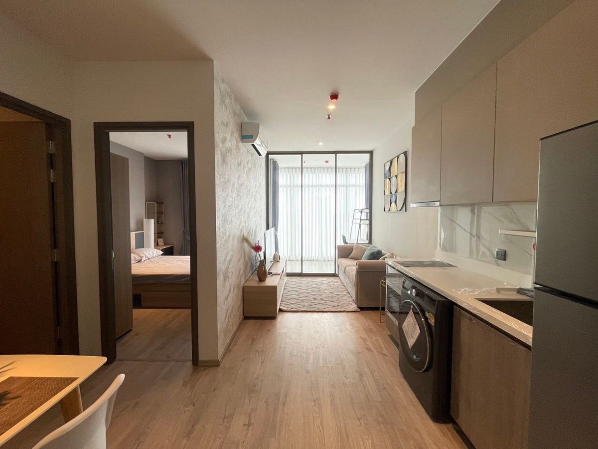 For RentCondoSukhumvit, Asoke, Thonglor : RHYTHM EKKAMAI ESTATE condo is convenient to travel near the BTS train. There is a beautiful shuttle room.