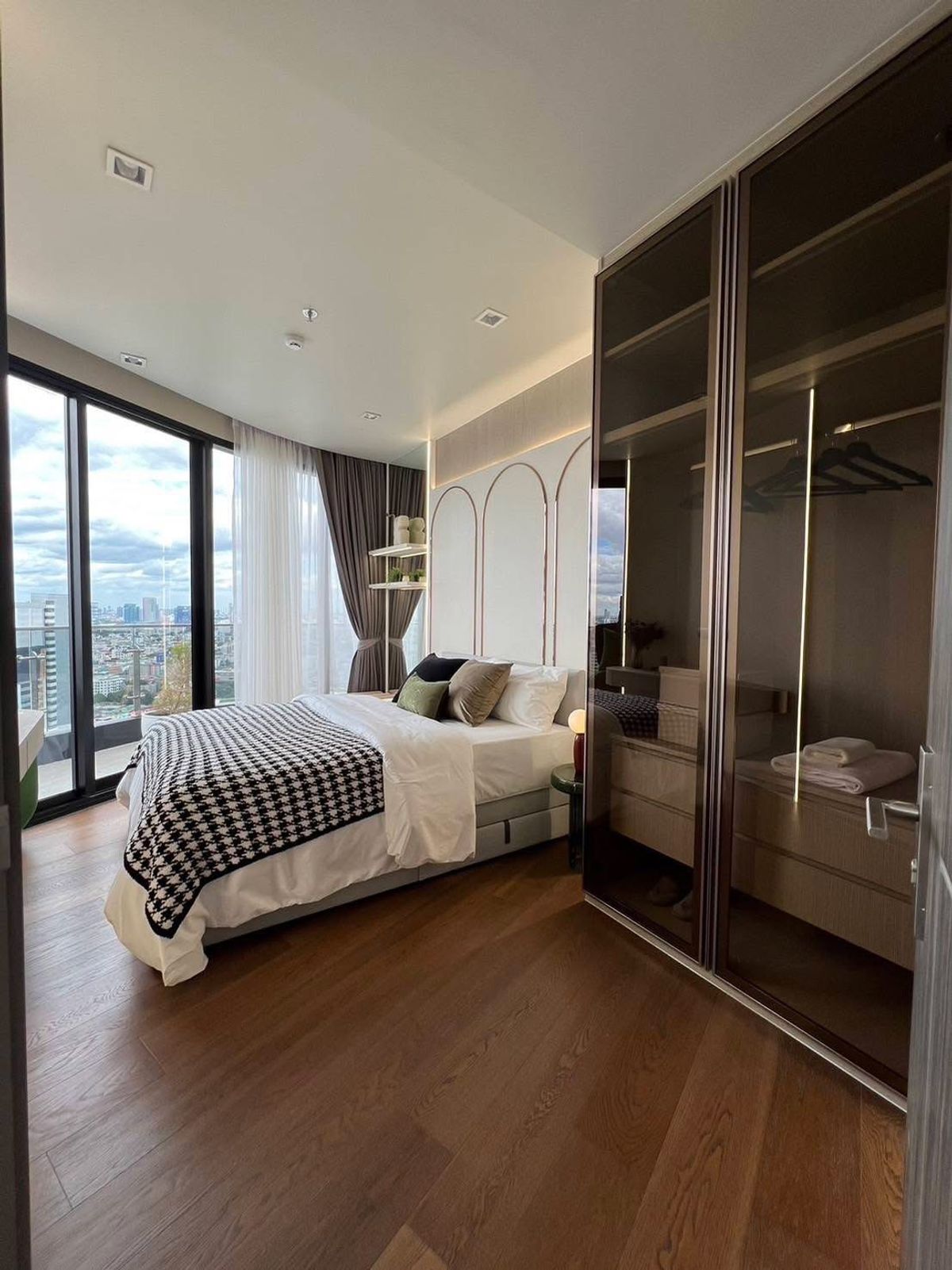 ให้เช่าคอนโด :  ✨   For Rent :  Ideo q victory   Condo   