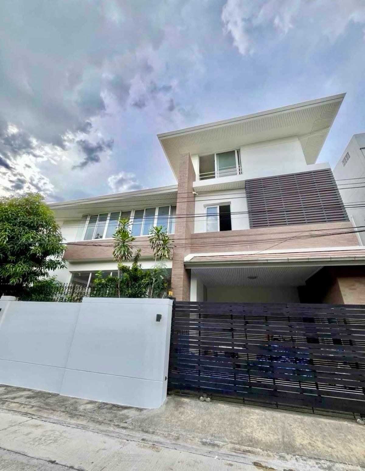 For RentHouseRatchadapisek, Huaikwang, Suttisan : 🏡house for RENT6BEDROOMSHUAIKHWANG 800 SQ.M. Pet-Friendly🐱🐶