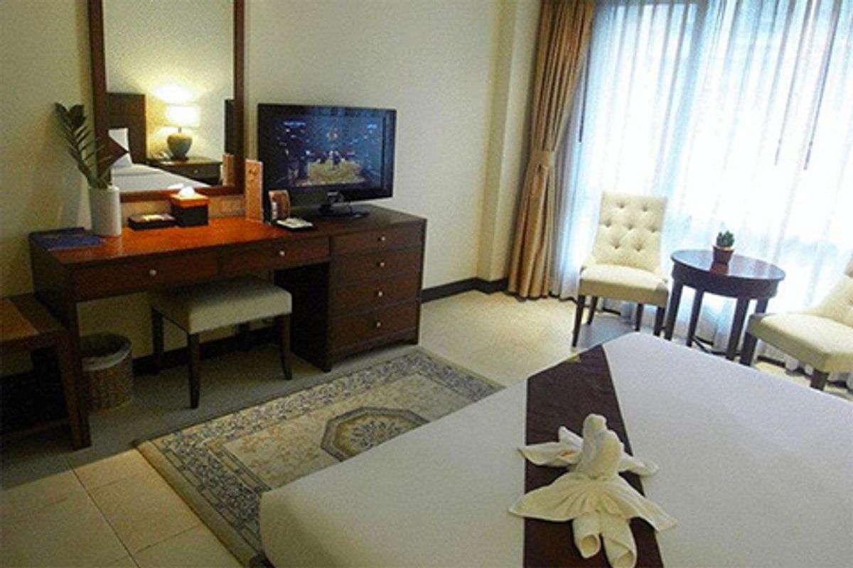 For RentSilom, Saladaeng, Bangrak : Line ID: @zimple_asset  Boutique-style accommodation on Surawong Road, daily and monthly full-service stays. near BTS/MRT.