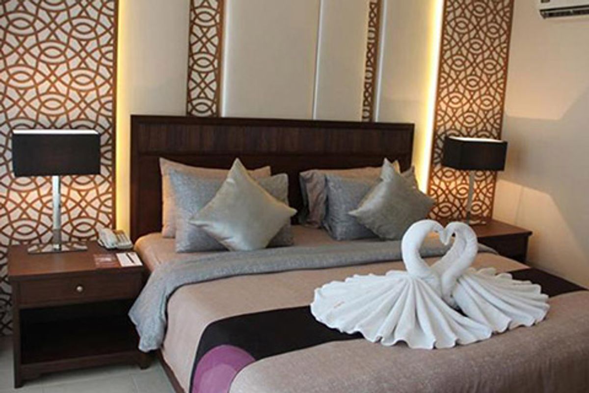 For RentSilom, Saladaeng, Bangrak : Line ID: @zimple_asset  Boutique-style accommodation on Surawong Road, daily and monthly full-service stays. near BTS/MRT.