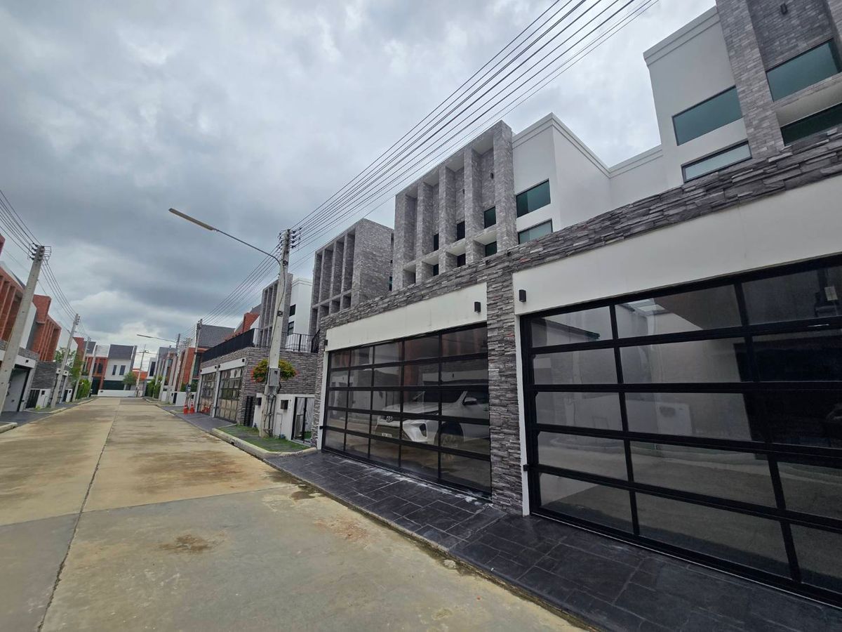 For SaleChiang Mai : British twin house for sale with complete function near Payap University, Chiang Mai Province