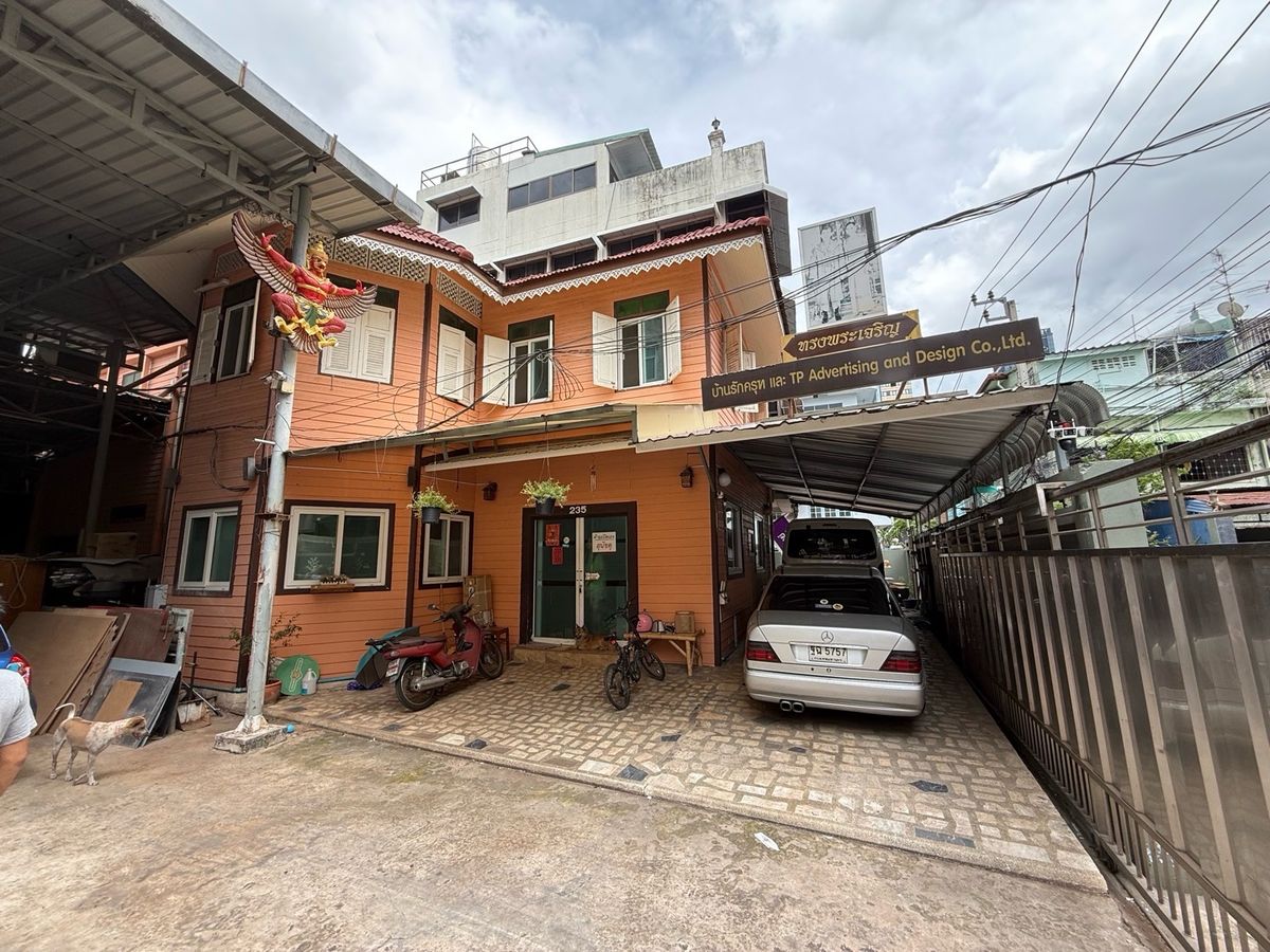 For SaleLandSilom, Saladaeng, Bangrak : Land for sale 1 rai‼ ️ In the heart of Bangkok, beautiful plot‼ ️ Soi Charoen Krung 43, land size: 1-34 rai (434 square wah), price 104,000,000 baht