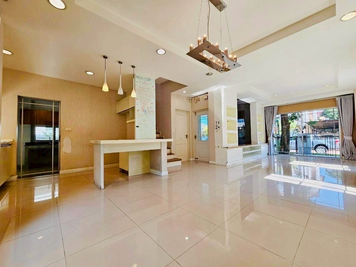 For SaleHouseSamut Prakan,Samrong : For Sale Nantawan Srinakarin Nantawan Srinakarin Code: H8137