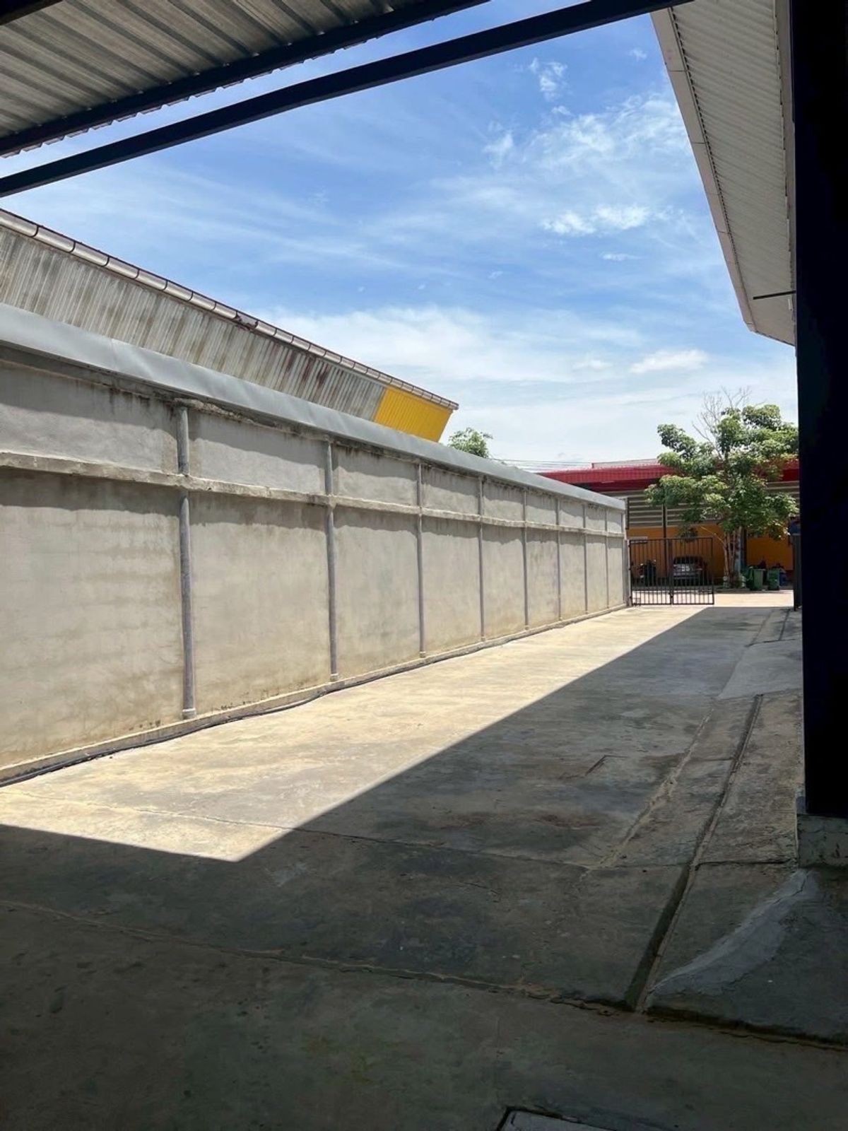 For SaleWarehouseNonthaburi, Bang Yai, Bangbuathong : 📢👇 Brand New Warehouse with Office, located on the main road with easy access. The 12-meter-wide road makes it convenient for trucks and logistics. Perfect for storage, distribution center, warehouse, or factory use.