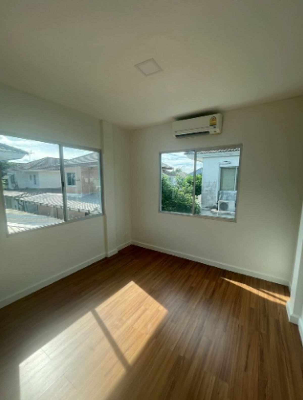 For SaleHouseMin Buri, Romklao : 2 -storey detached house for sale, area 75.2 sq.w., Parichat Village, Khum Klao Road 11, Lam Phak Chi Subdistrict, Nong Chok District, near Suvarnabhumi Airport , Near King Mongkuts Institute of Technology Ladkrabang And near Lat Krabang Industrial Estate