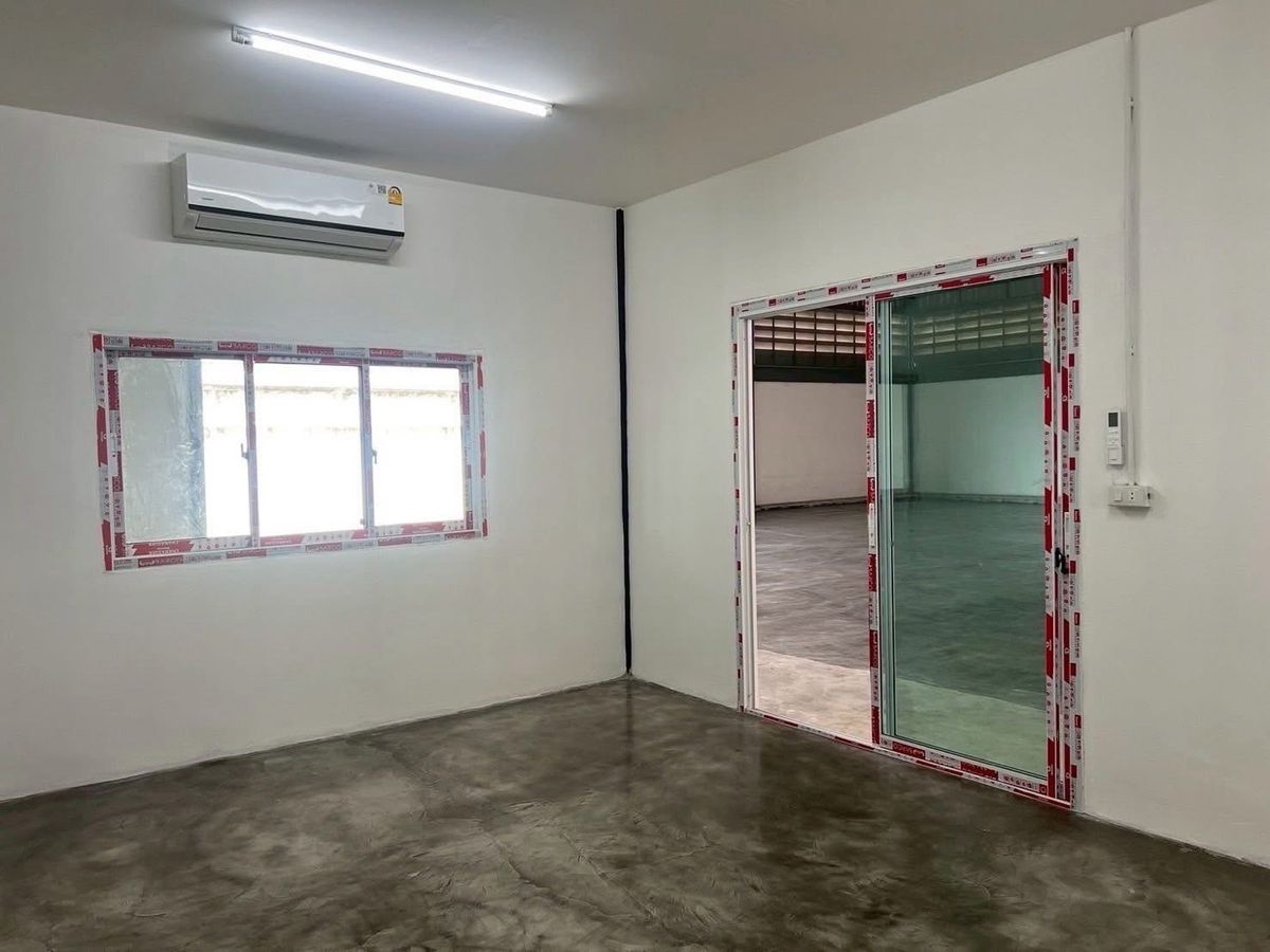 For SaleWarehouseNonthaburi, Bang Yai, Bangbuathong : 📢👇 Brand New Warehouse with Office, located on the main road with easy access. The 12-meter-wide road makes it convenient for trucks and logistics. Perfect for storage, distribution center, warehouse, or factory use.