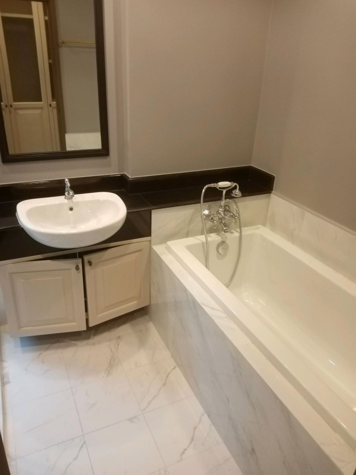 ให้เช่าคอนโดสยาม จุฬา สามย่าน : The Reserve Kasemsan 100 sq.m. Please add LINE ID @806qphgn o8415o5483