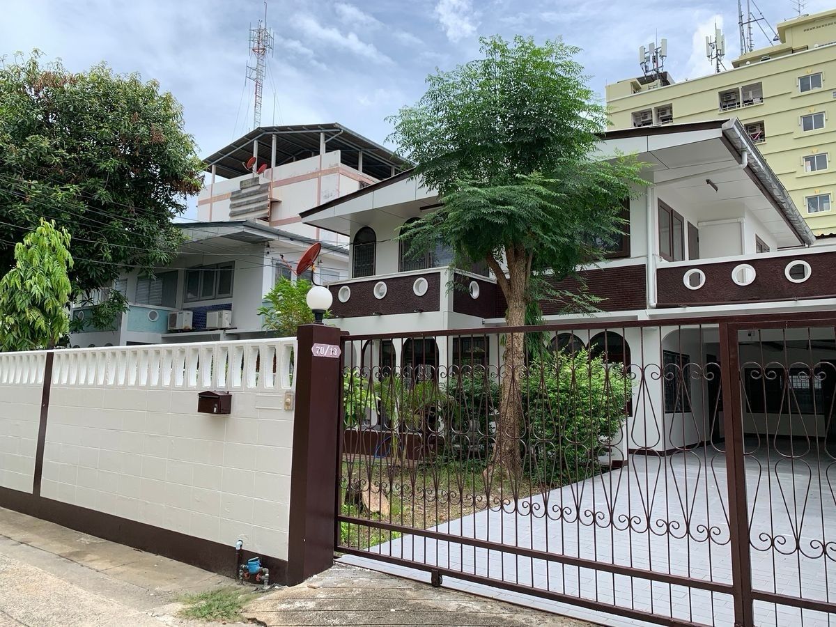 For RentHouseRatchadapisek, Huaikwang, Suttisan : For Rental - Single House Soi Ratchadaphisek 19 Nearby MRT Ratichada Station 800 Meters / Near International School E.G. BMIS / SISB / TCIS and Fortune Town - Central Rama 9 Shopping Center