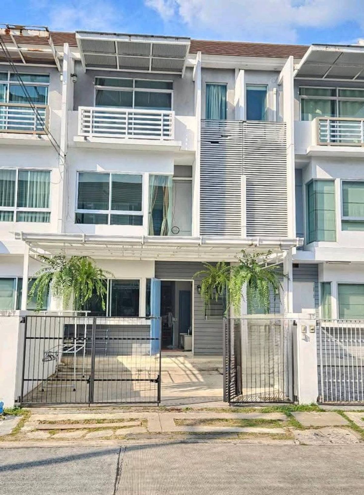 For RentTownhomePattanakan, Srinakarin : Rent a townhome, Ban Mai Rama 9 - Srinakarin, near Market Place, Krungthep Kreetha