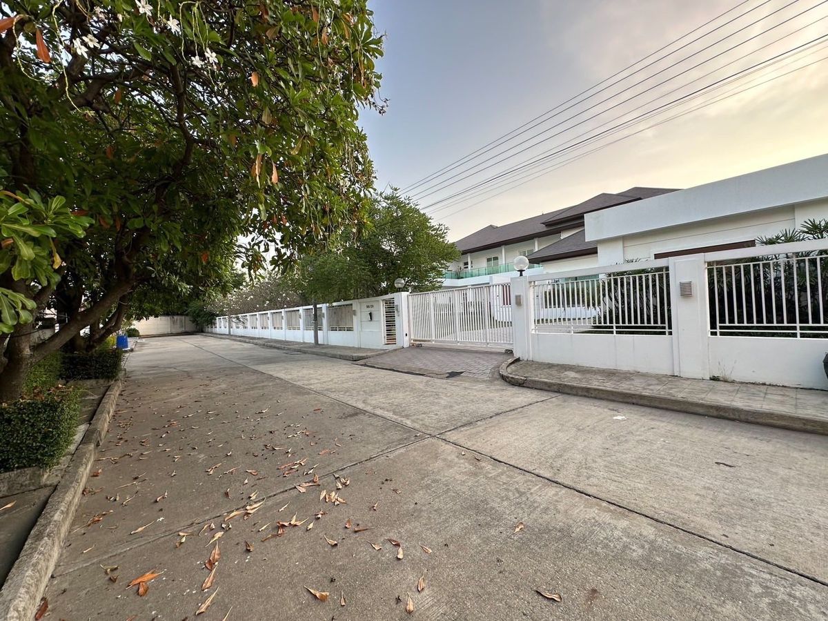 HouseBangna, Bearing, Lasalle : Selling and renting a 2-story luxury house with beautiful decorative furniture in Bang Na-Bang Phli area, near Boonthavorn, Bang Na Branch