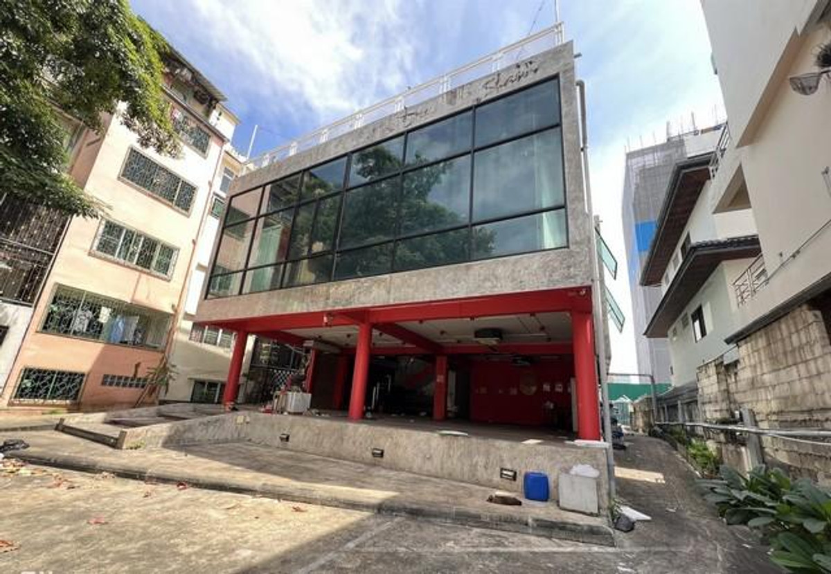 For RentHouseRatchadapisek, Huaikwang, Suttisan : 2 -storey detached house for rent in the corner of Sutthisan, Huai Khwang area, near MRT Sutthisan 750 meters, suitable for office, office cafes near MRT Sutthisan, Ratchada, Huai Khwang Ladprao