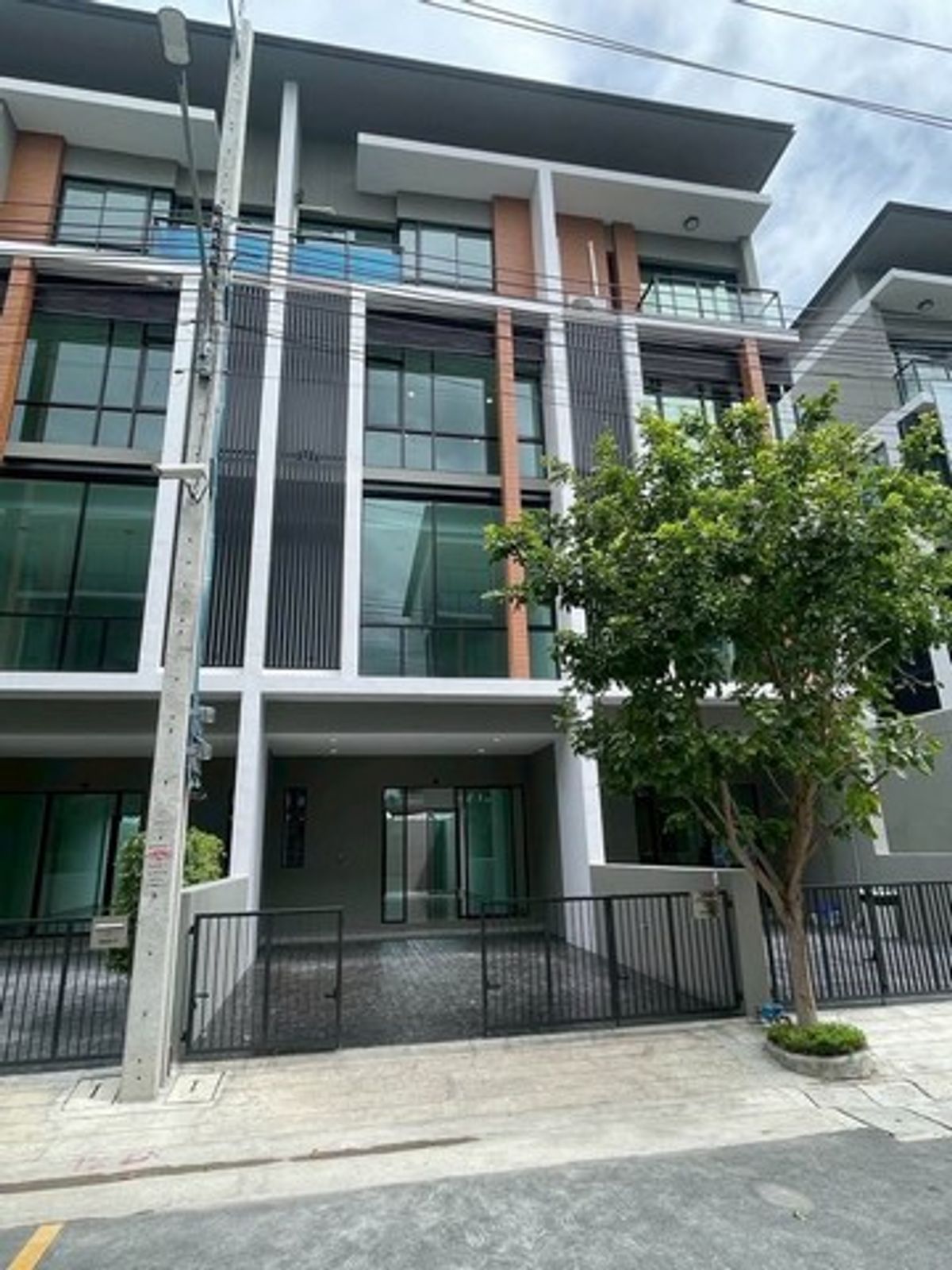 ให้เช่าโฮมออฟฟิศเกษตร นวมินทร์ ลาดปลาเค้า : HR2753ให้เช่า Home Office บนถนนนวมินทร์ โครงการPremium Place Mix เหมาะสำหรับบริษัท, โฮมออฟฟิศ, คลินิก, หรือสำนักงานขนาดกลาง