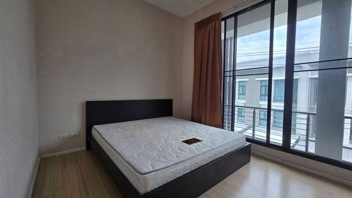 For RentTownhomeRamkhamhaeng, Hua Mak : Rent a 3 -story luxury townhome, Ban Klang Mueang, Rama 9 - Ramkhamhaeng, beautiful house, new condition Modern design, elegant, perfect, both living and making small offices