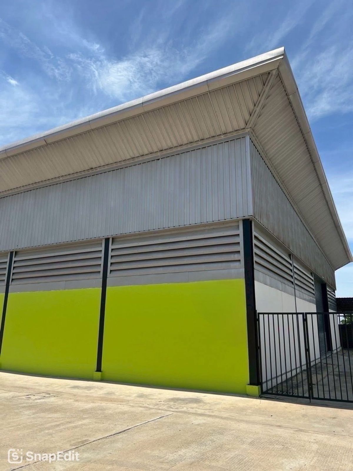 For SaleWarehouseNonthaburi, Bang Yai, Bangbuathong : 📢👇 Brand New Warehouse with Office, located on the main road with easy access. The 12-meter-wide road makes it convenient for trucks and logistics. Perfect for storage, distribution center, warehouse, or factory use.